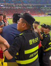 有球迷向其 有球迷向其