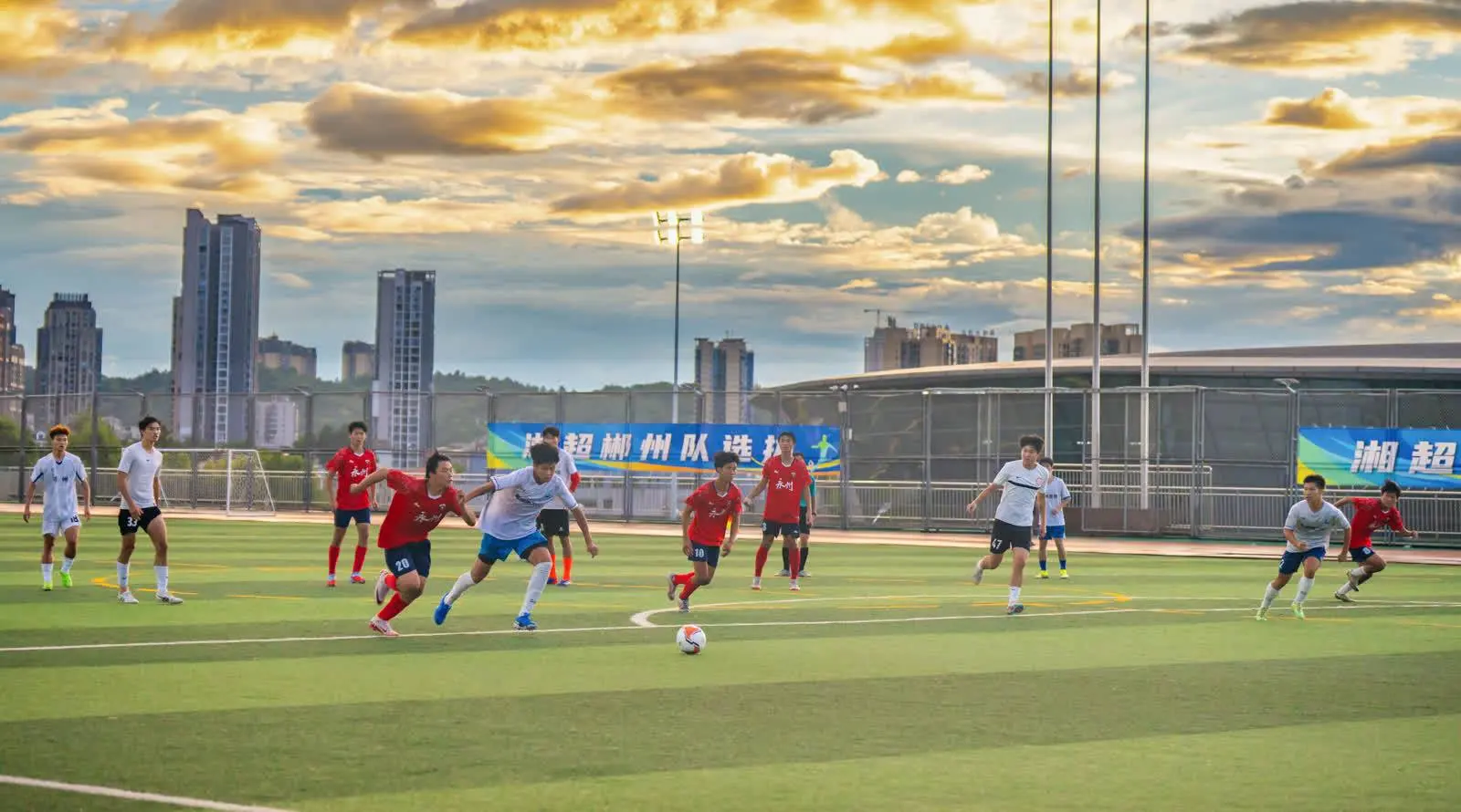 src, 在雨幕中更